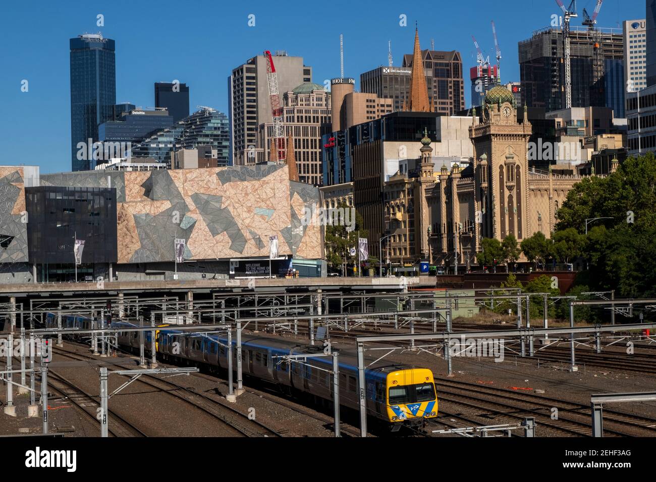 Binari ferroviari di fronte allo skyline della citta' di Melbourne, Victoria, Australia. Foto Stock