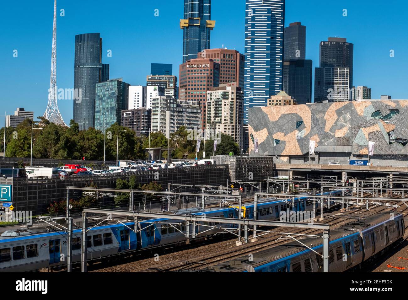 Binari ferroviari di fronte allo skyline della citta' di Melbourne, Victoria, Australia. Foto Stock