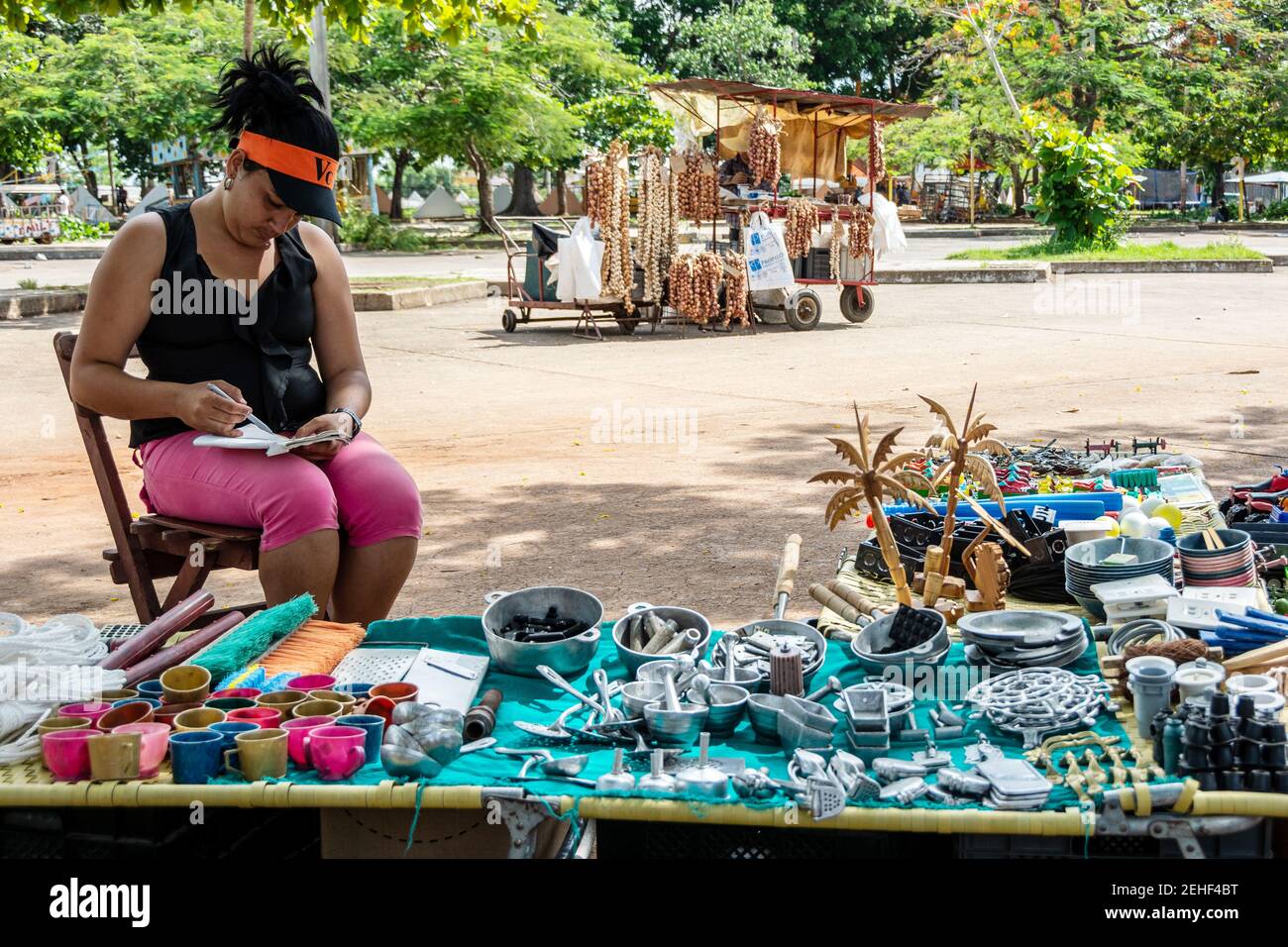 Una donna che vende articoli artigianali per strada, Cuba 2014 Foto Stock