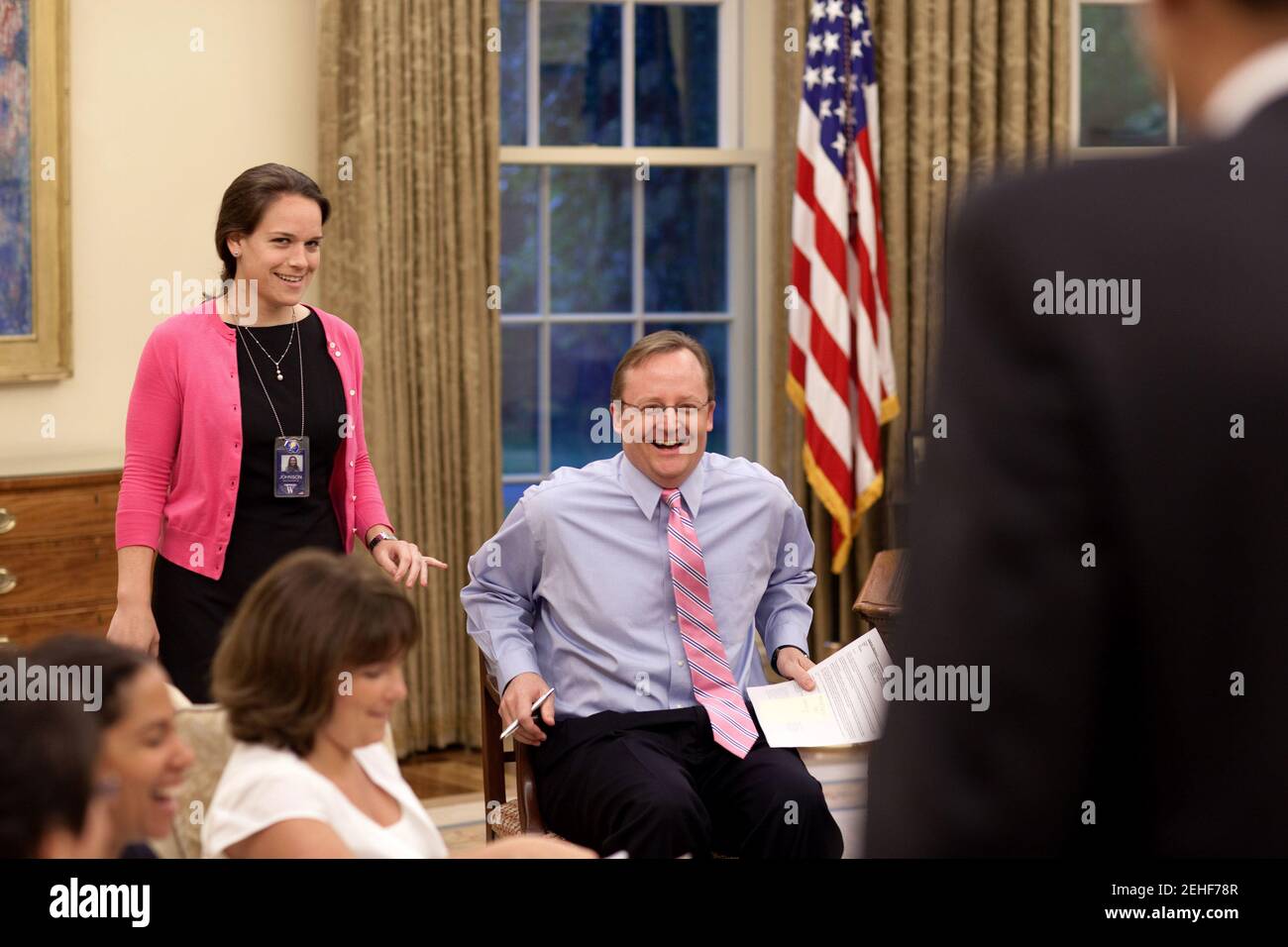 Il segretario della Casa Bianca Robert Gibbs e il segretario personale del presidente Katie Johnson ridono durante un incontro con il presidente Barack Obama e i consulenti senior nell'Ufficio ovale giovedì 28 maggio 2009. Foto Stock