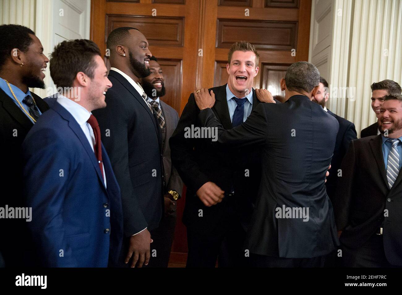 Il presidente Barack Obama scherza con estremità a tenuta di Rob Gronkowski, come egli saluta la New England Patriots nello stato in sala da pranzo, prima di un evento per onorare il team e i loro Super Bowl XLIX vittoria, alla Casa Bianca, 23 aprile 2015. Foto Stock