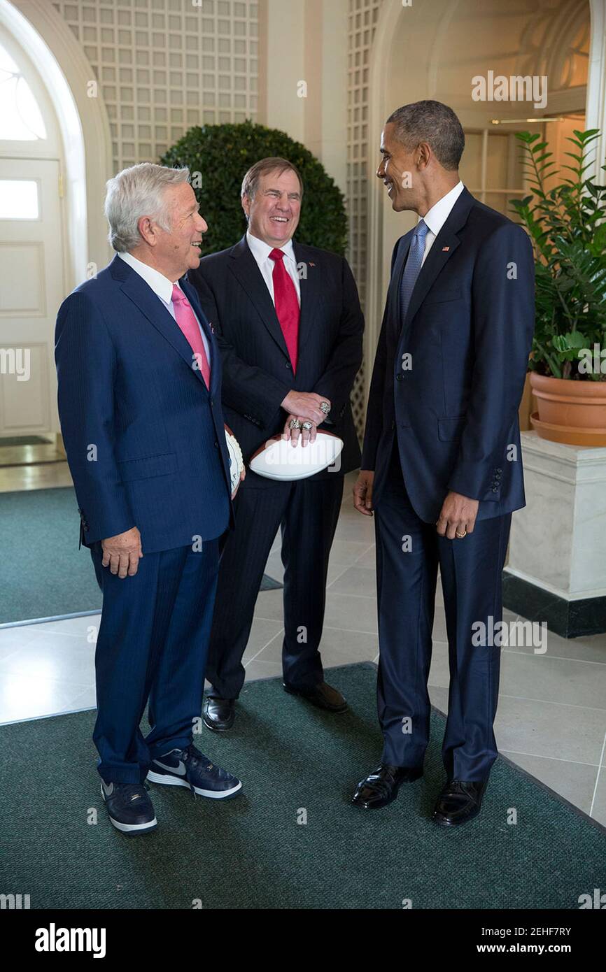Il presidente Barack Obama parla con New England Patriots proprietario Robert Kraft, sinistra e Coach Bill Belichick in Occidente Stanza del giardino della Casa Bianca prima di un evento per onorare il team e i loro Super Bowl XLIX vittoria, sul prato Sud della Casa Bianca, 23 aprile 2015. Foto Stock