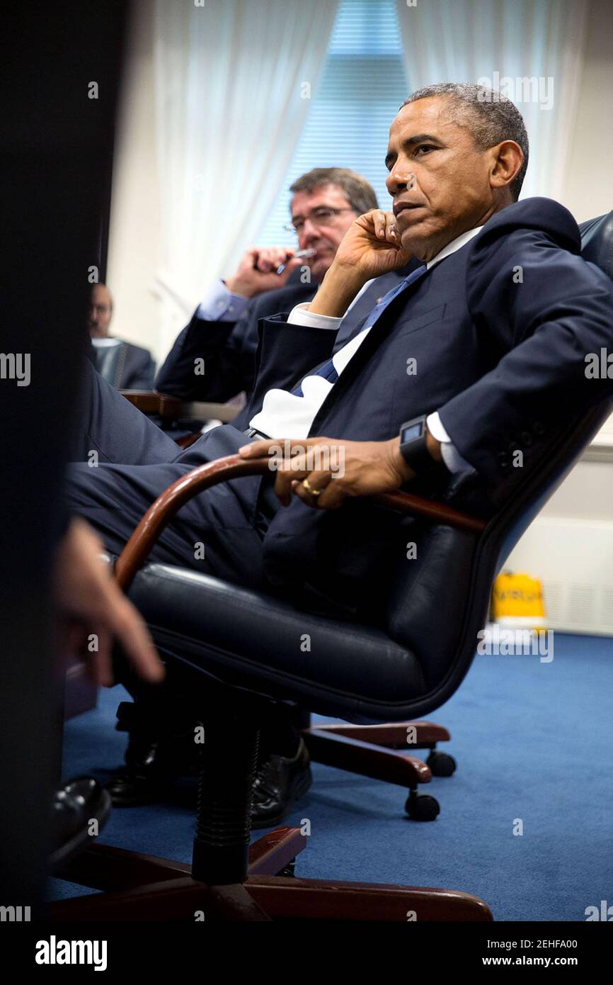 6 luglio 2015 "con il segretario alla difesa Ashton carter, il presidente si incontra al Pentagono con il dipartimento della difesa, i consulenti nazionali per la sicurezza e la leadership militare per quanto riguarda la campagna contro l'ISIL". Foto Stock