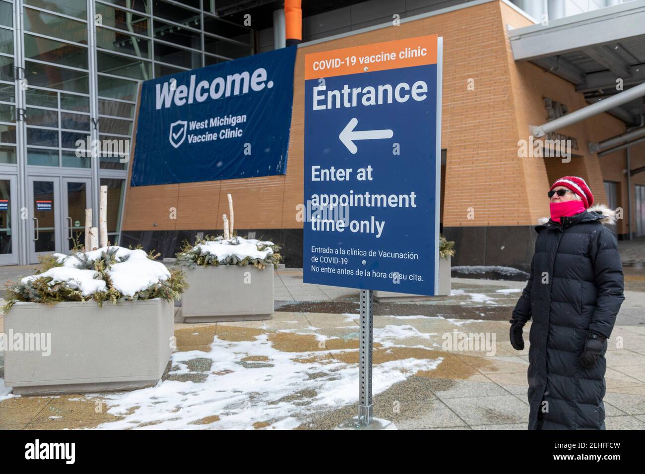 Grand Rapids, Michigan - la clinica di vaccino West Michigan Covid-19 presso il centro congressi DeVos Place. Foto Stock