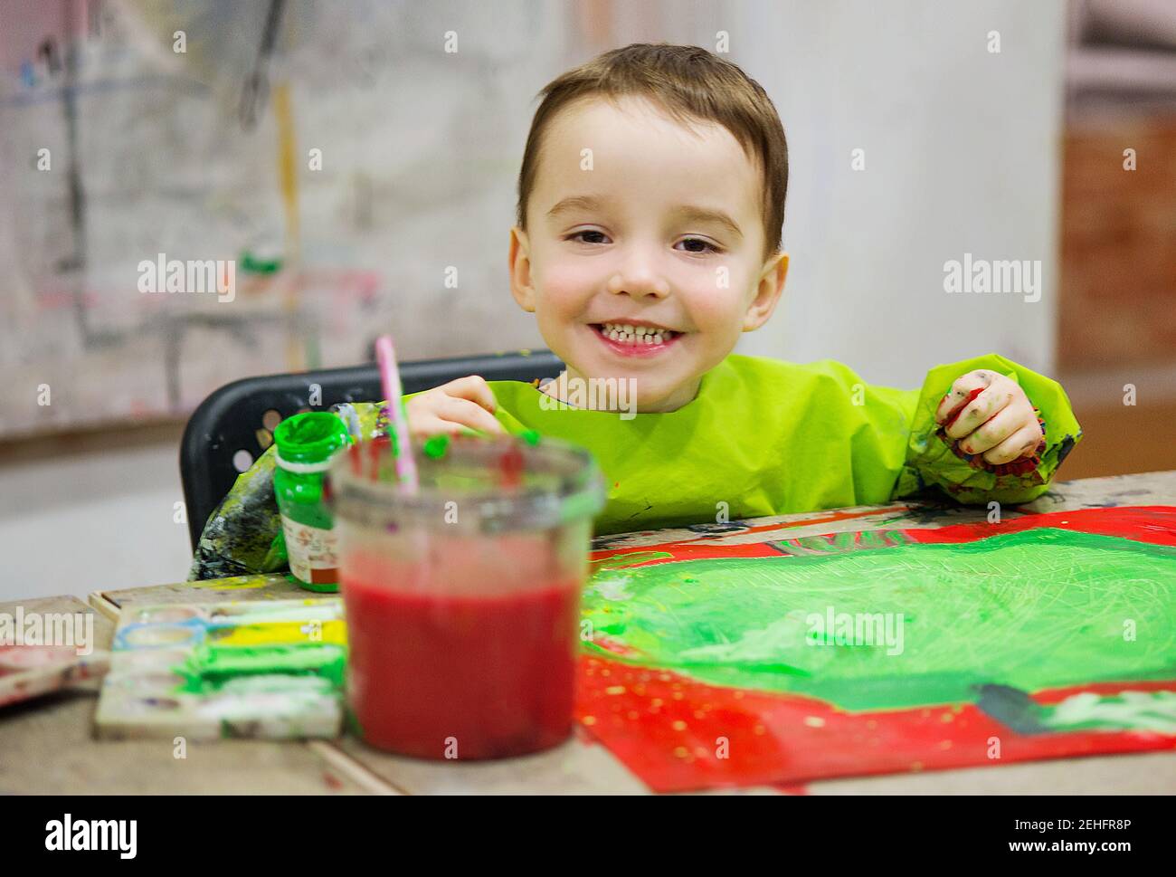 Ragazzo sorridente a classe d'arte che lavora sul suo colorato acquerello pittura Foto Stock