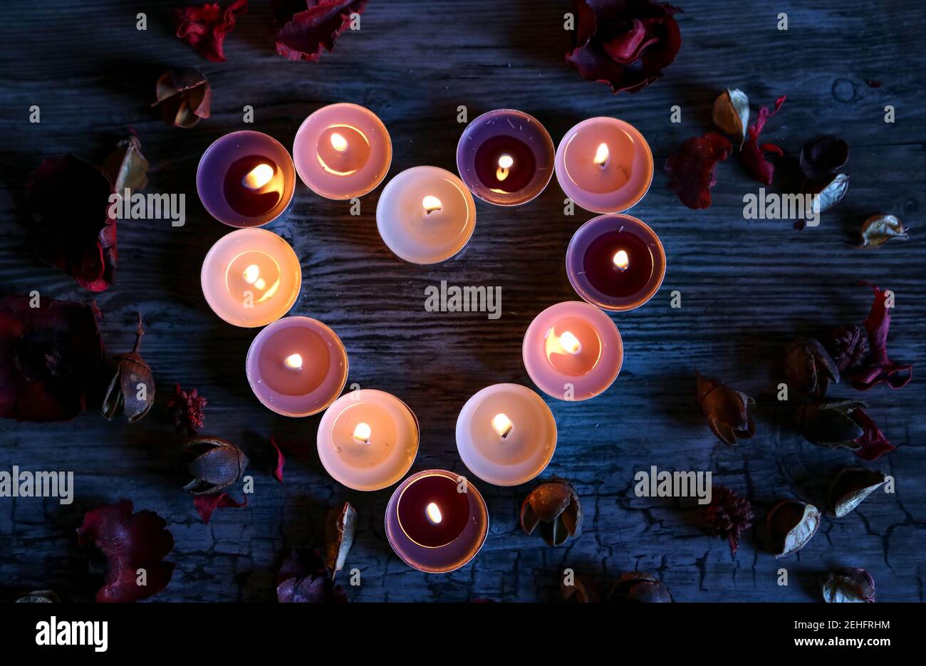 Candele e fiori a forma di cuore Foto Stock