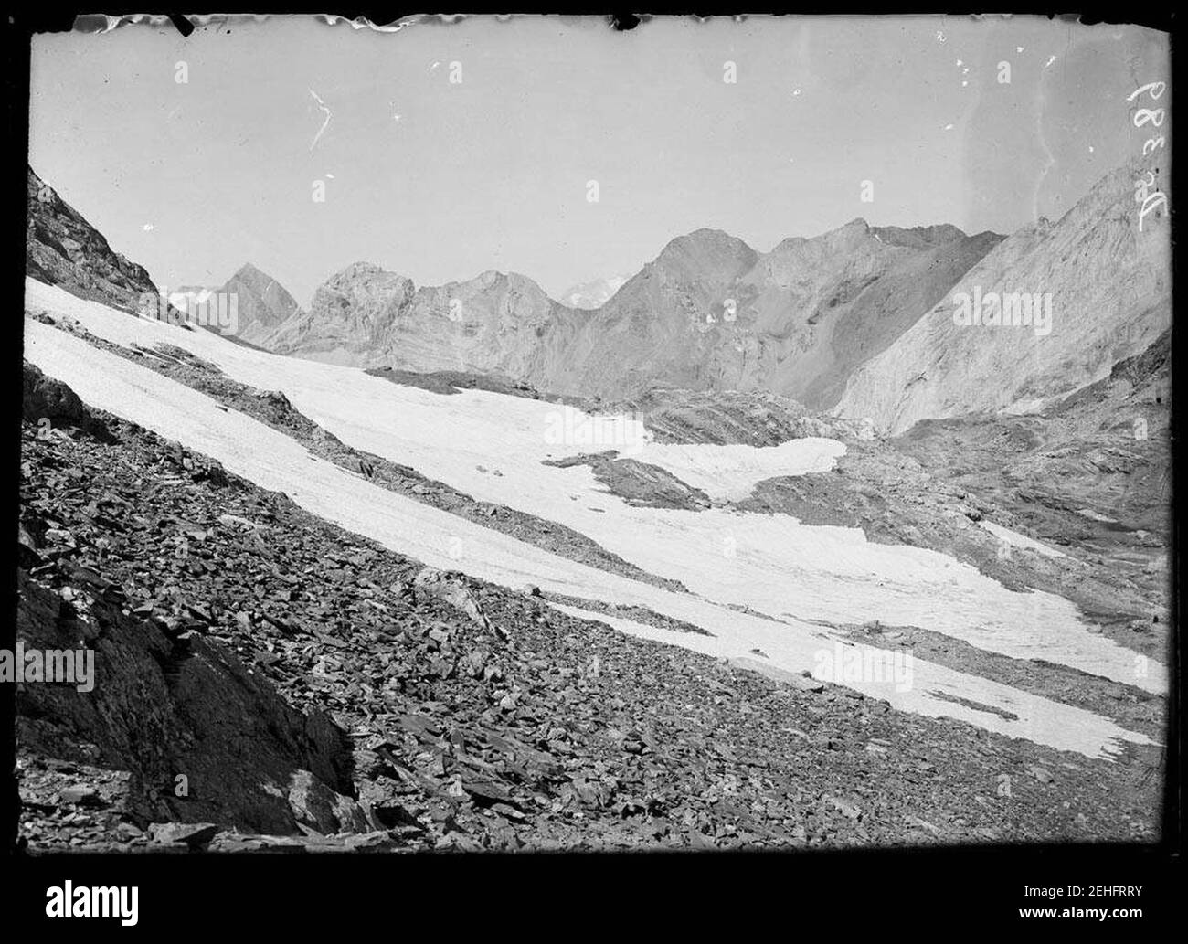 Paisatge muntanyós amb una congesta de neu en primer terme. Foto Stock