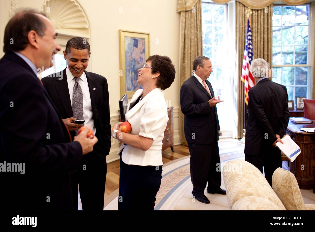Il presidente Barack Obama ride con i consulenti senior David Axelrod e Valerie Jarrett nell'ufficio ovale dopo il Presidential Daily Briefing il 10 giugno 2009. Foto Stock