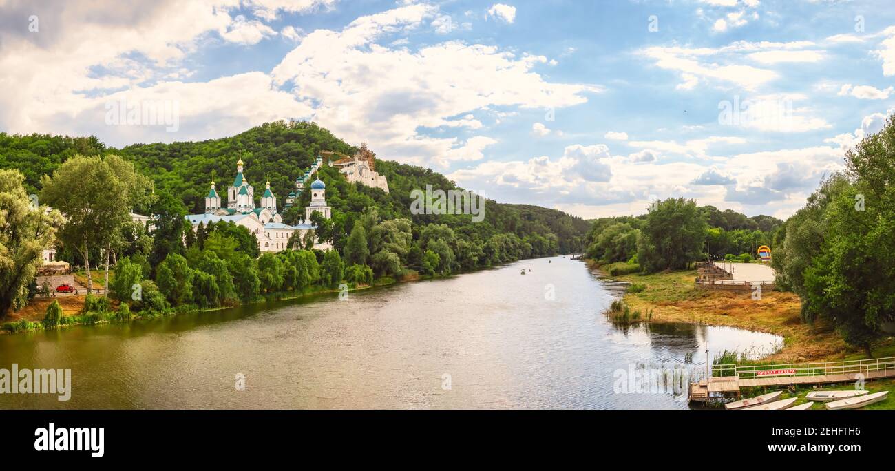 Svyatogorsk, Ucraina 07.16.2020. Fiume Seversky Donets vicino alla Svyatogorsk o Sviatohirsk lavra in una soleggiata mattina estiva Foto Stock