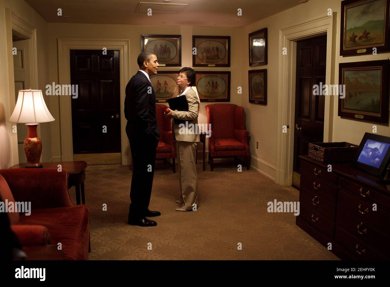 Il presidente Barack Obama e il consulente senior Valerie Jarrett chiacchierano all'esterno dell'ufficio ovale nella Casa Bianca, 12 giugno 2009. Foto Stock