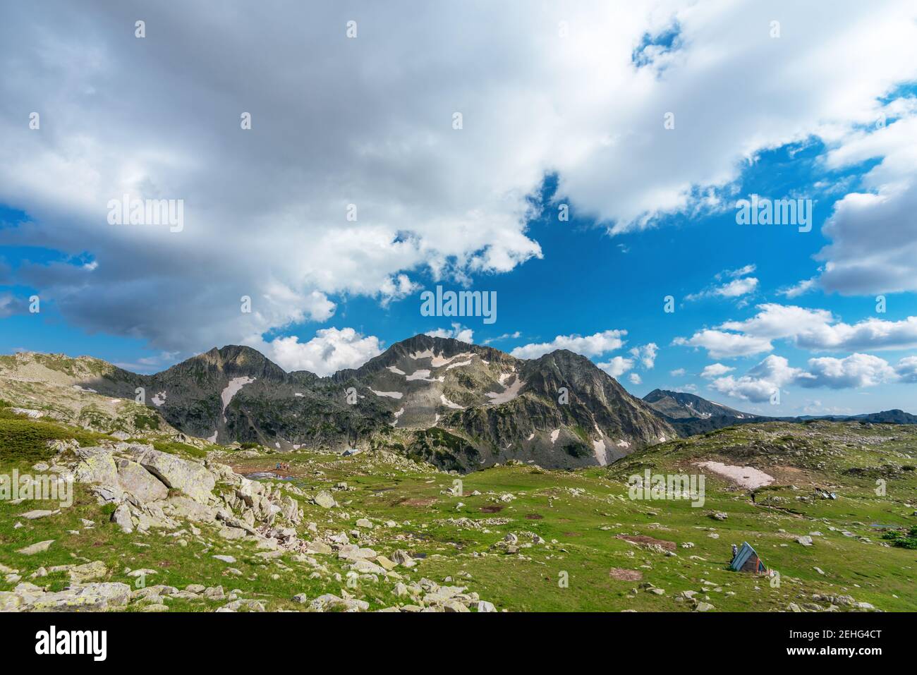 Colline di pietra sotto il picco Kamenitsa, montagna Pirin, Bulgaria. Foto Stock