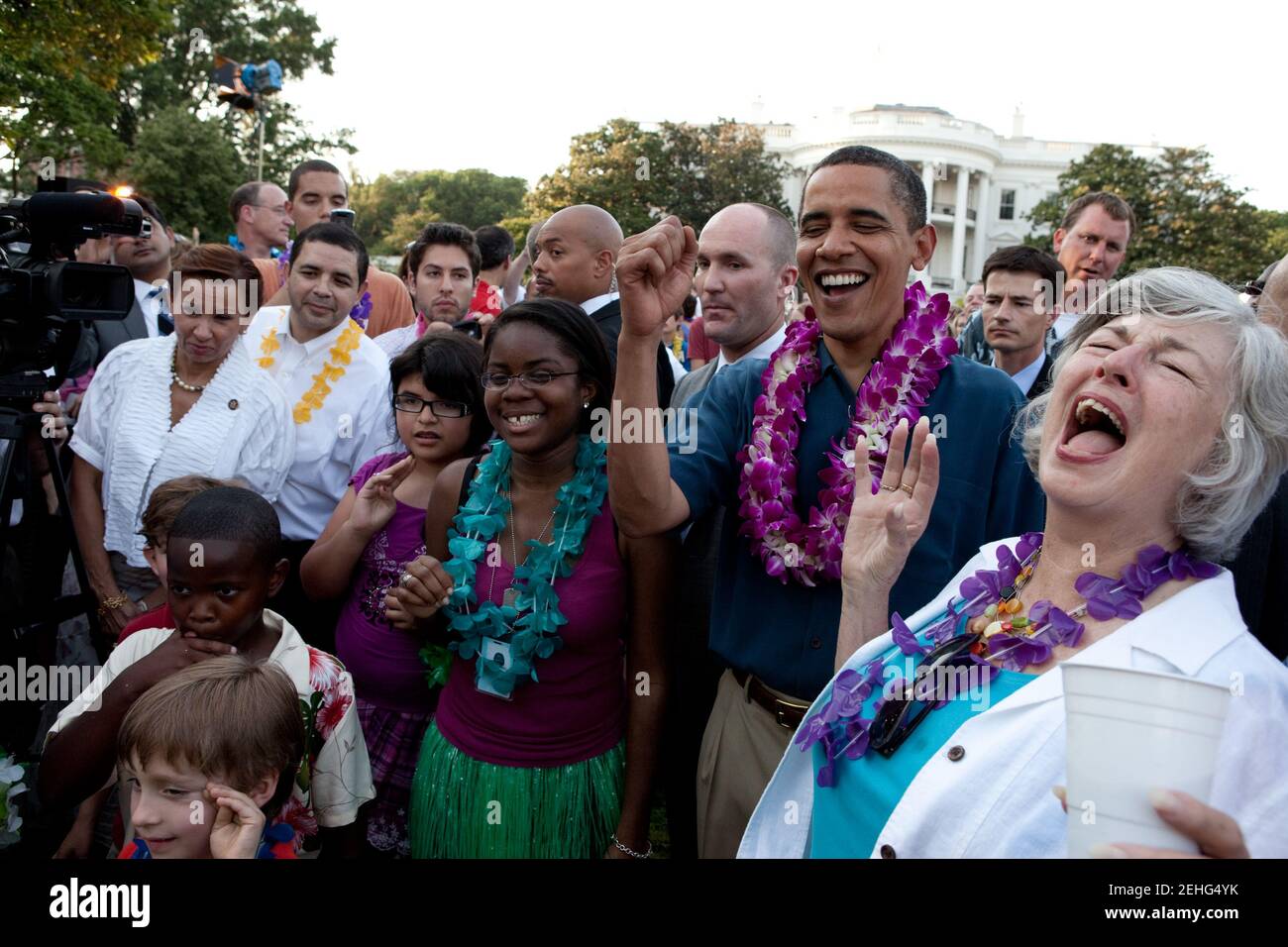 Il presidente Barack Obama si acclama su un bambino che tenta di dunk Stampa Secretty Robert Gibbs al picnic del Congresso sul prato del sud della Casa Bianca, 25 giugno 2009. Foto Stock