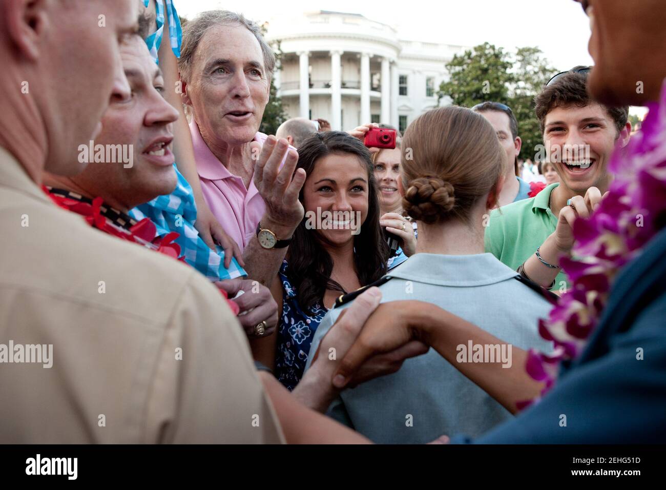 Il presidente Barack Obama scuote le mani con i partecipanti del picnic del Congresso sul prato meridionale della Casa Bianca, 25 giugno 2009. Foto Stock