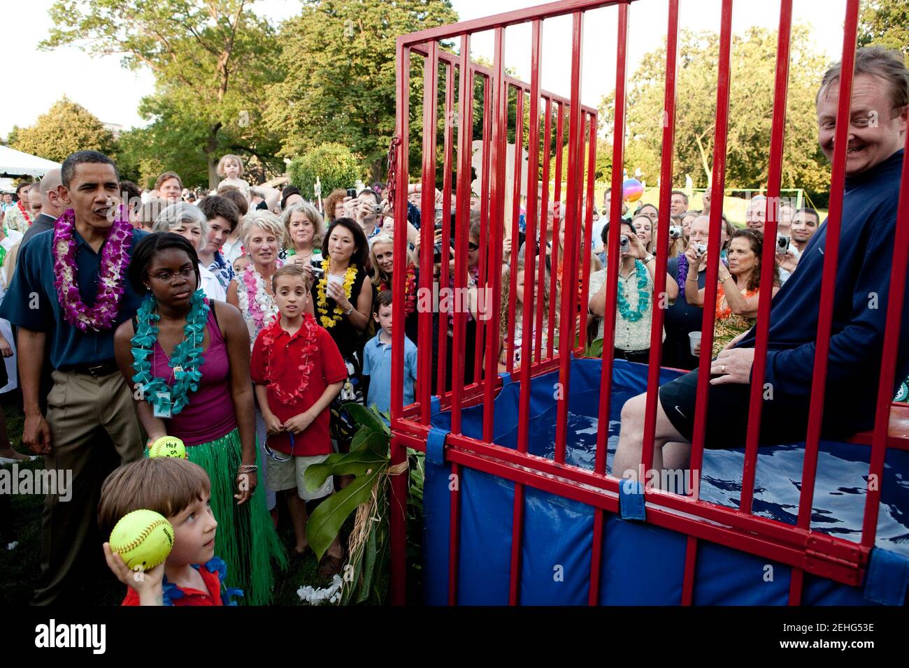 Il presidente Barack Obama guarda come un bambino tenta di dunk il segretario alla stampa Robert Gibbs durante il picnic del Congresso sul prato del Sud della Casa Bianca, 25 giugno 2009. Foto Stock