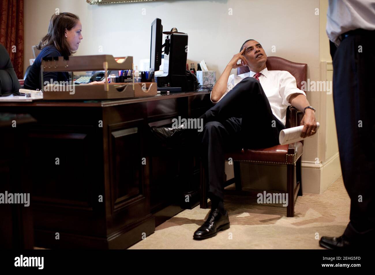 Il presidente Barack Obama ascolta il consulente senior David Axelrod nell'Outer Oval Office il 26 giugno 2009. A sinistra è il Segretario personale Katie Johnson. Foto Stock