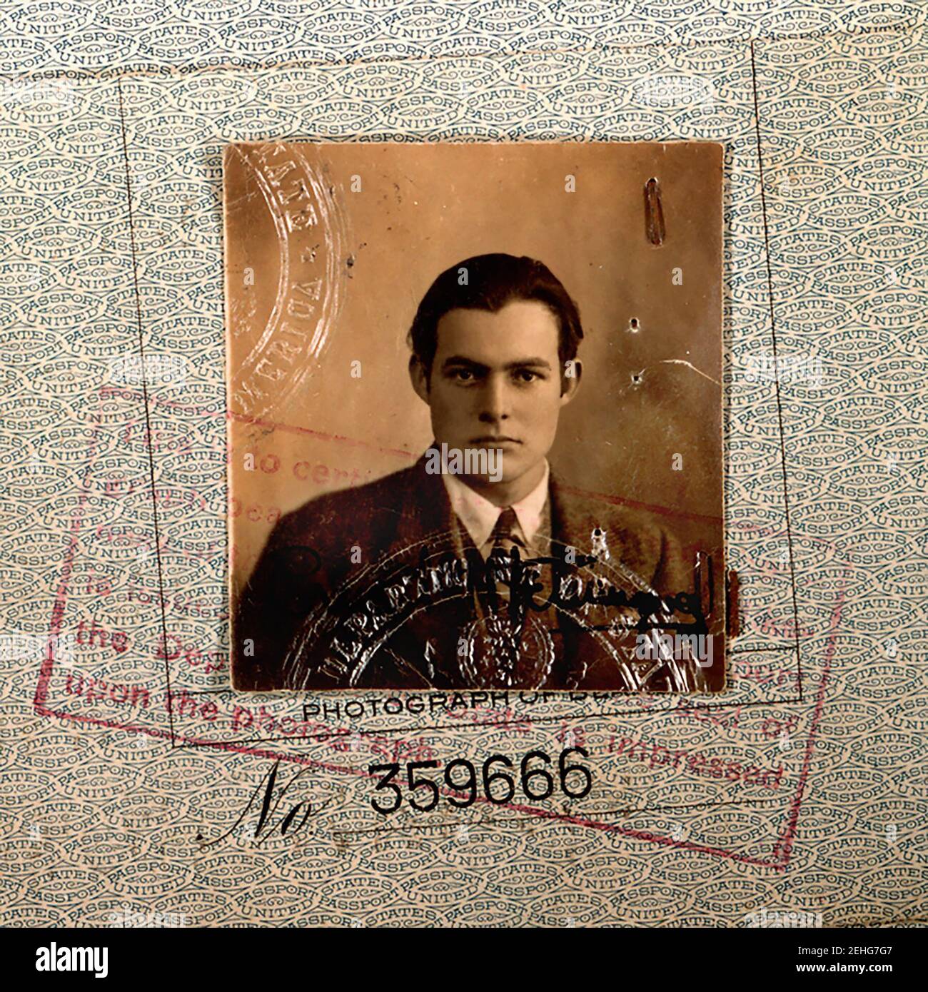 1923 Foto del passaporto di Ernest Hemingway (1899–1961), romanziere americano e scrittore di breve storia, che nel 1954 ha ricevuto il Premio Nobel per la letteratura. I romanzi di Hemingways includevano il Vecchio e il Mare, per il quale la Campana tollera, e UN addio alle armi. Foto Stock