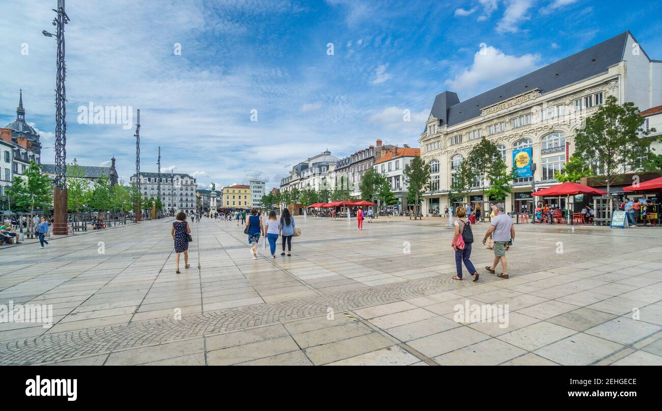 Place de Jaude a Clermont-Ferrand, un'ampia piazza fiancheggiata dalle principali istituzioni della città, contenente sontuose fontane e statuari, Puy-de-Dôme dep Foto Stock