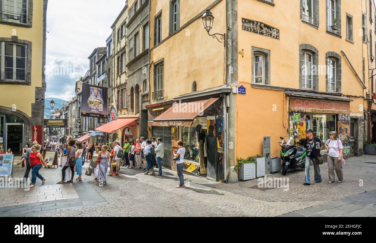 Rue des Gras a Clermont-Ferrand, famosa zona pedonale per lo shopping, dipartimento Puy-de-Dôme, regione Auvergne-Rhône-Alpes, Francia Foto Stock