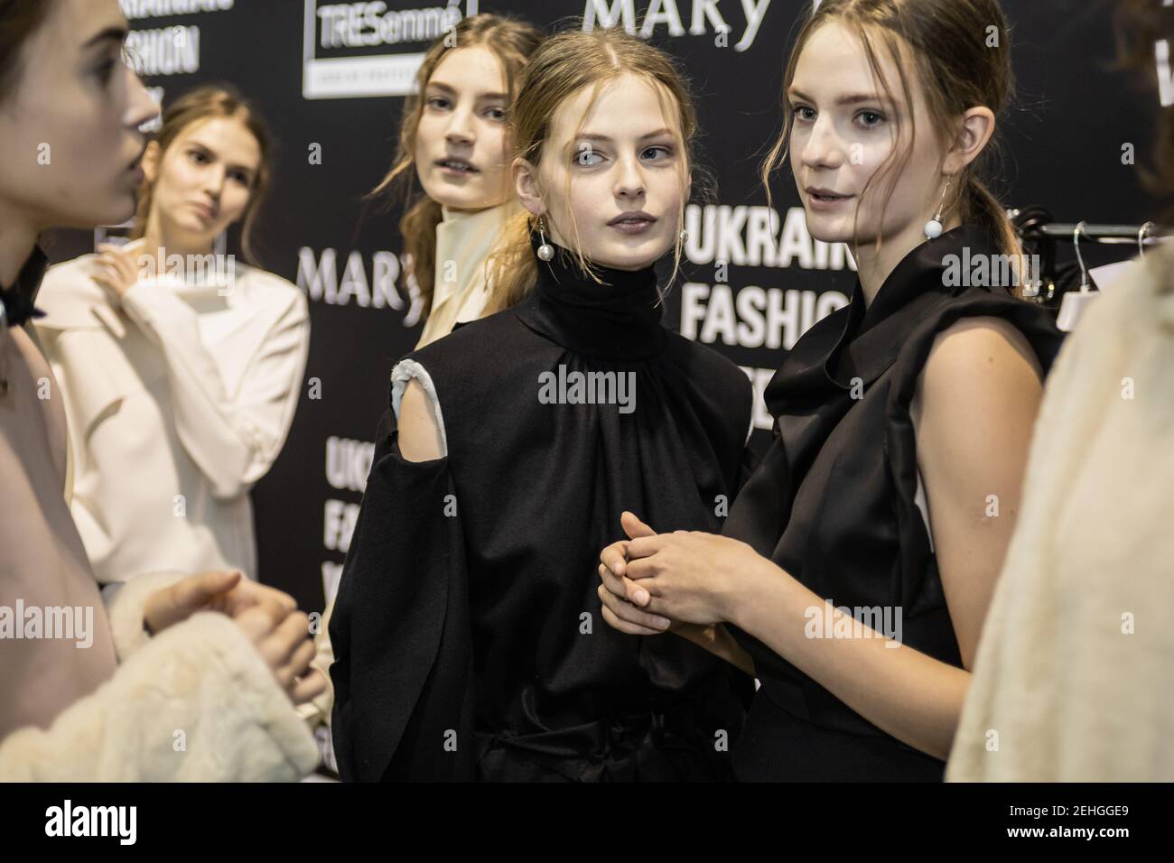 KIEV, UCRAINA - 1 FEBBRAIO 2020: Modelli Backstage Elena Burenina semina durante la settimana della Moda Ucraina Autunno/Inverno '20-21. Giorno 1. Foto Stock