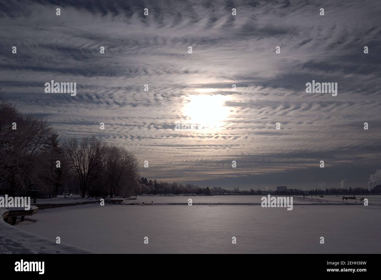 Scene invernali canadesi - spettacolare alba su un lago Frozen Dow's, Ottawa, Ontario, Canada. Foto Stock