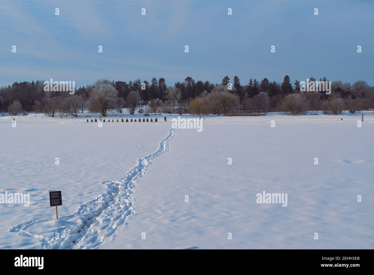 Vita in una città fredda - paesaggi d'inverno da Ottawa - scorciatoia ad hoc attraverso un lago di Dow congelato per arrivare all'Arboreto. Ontario, Canada. Foto Stock