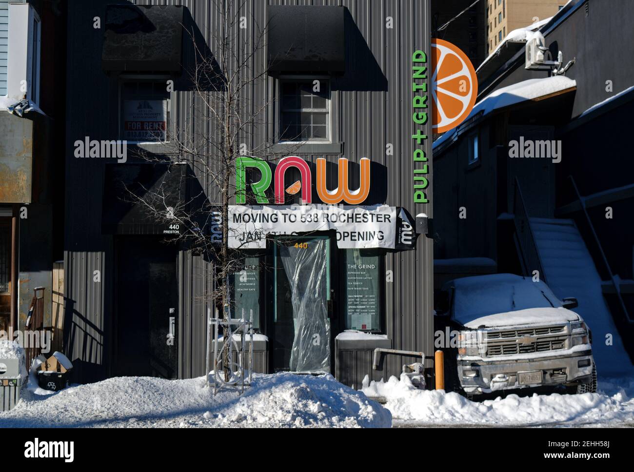 La vita in una città fredda - i paesaggi d'inverno da Ottawa - spremuta GREZZA bar su Preston, aggrappato nonostante COVID. Ontario, Canada. Foto Stock