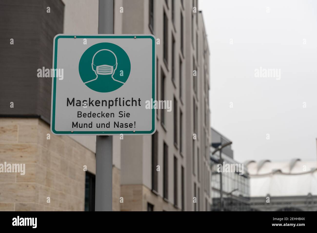 Cartello 'Maskenpflicht' in città su Prager Strasse a causa delle misure Covid per indossare una maschera di coronavirus a Dresda, Germania. Foto Stock