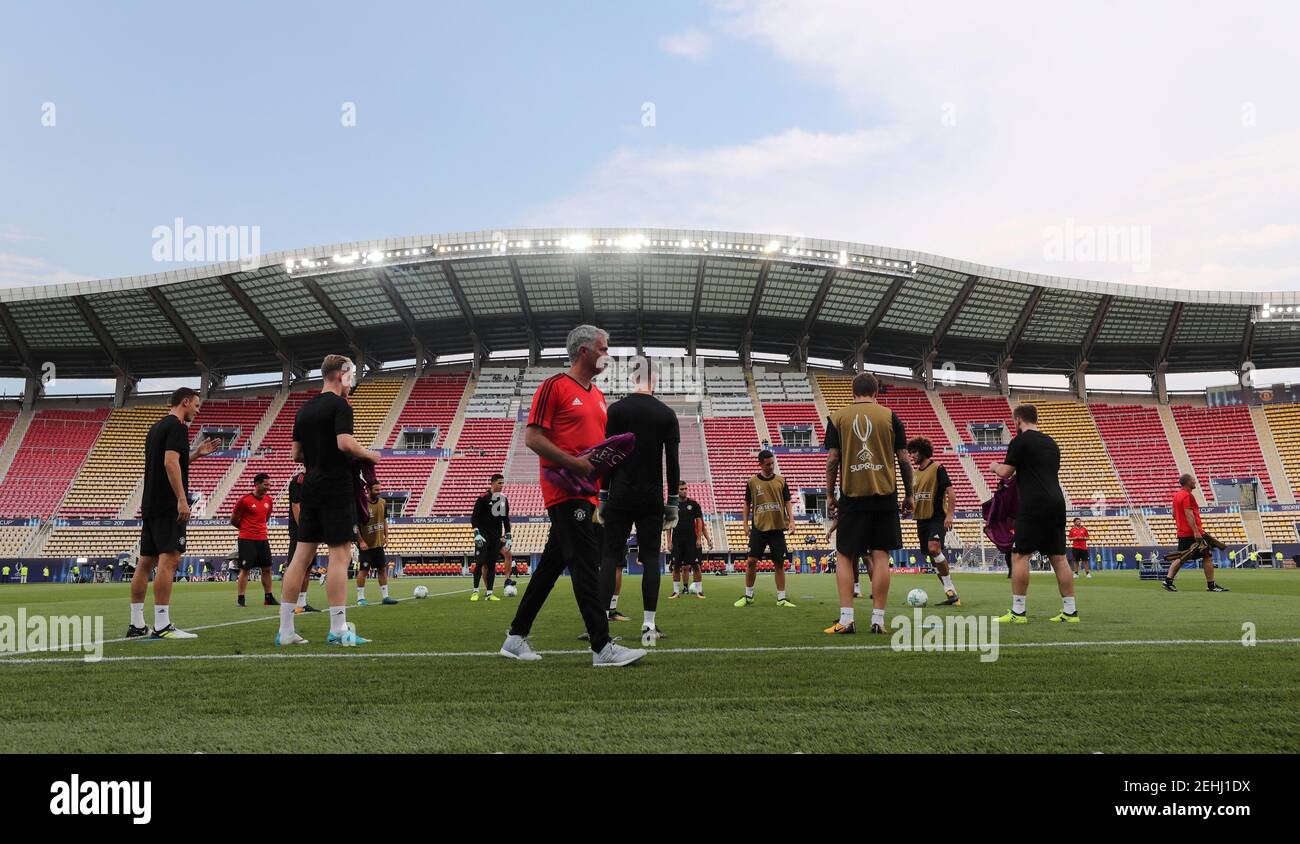 Calcio Calcio - Manchester United Training - Skopje, Macedonia - 7 agosto 2017 General view of Manchester United manager Jose Mourinho and the calciers during training REUTERS/Eddie Keogh Foto Stock