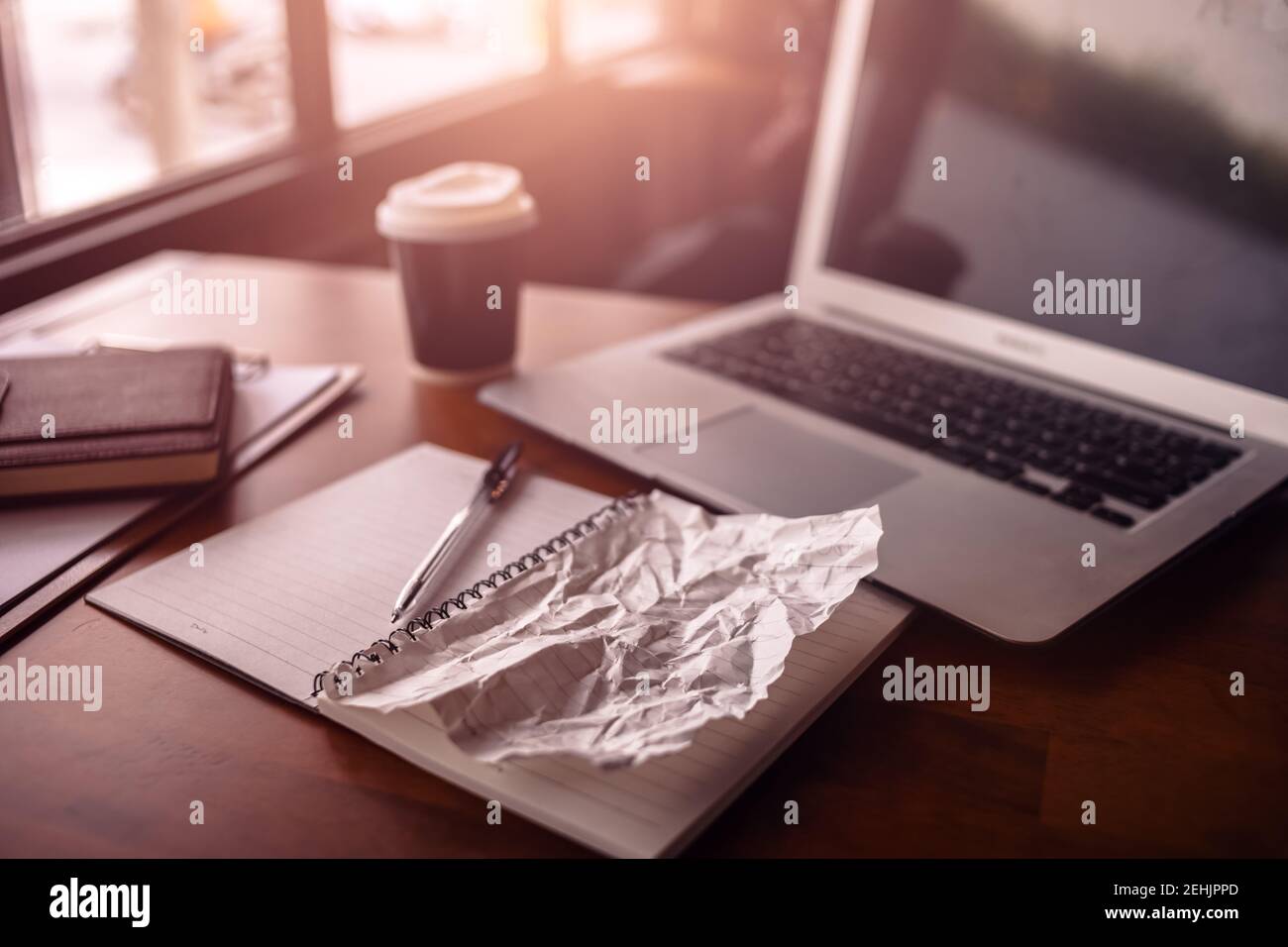 carta sgualcita sul tavolo. Concetto di non idea. Foto Stock