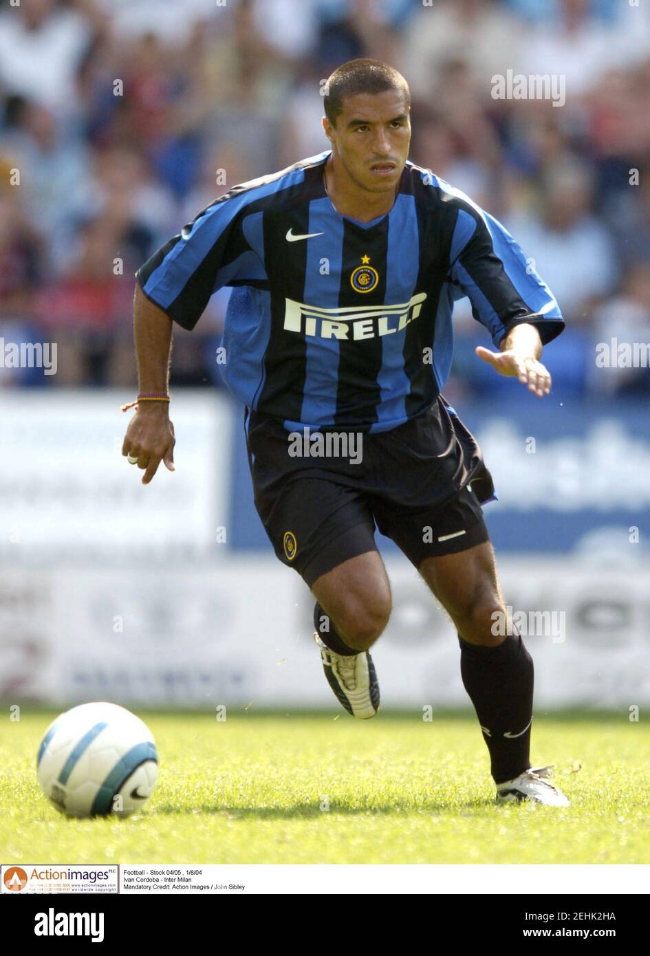 Calcio Stock 04 05 1 8 04 Ivan Cordoba Inter Milan Credito Obbligatorio Action Images John Sibley Foto Stock Alamy