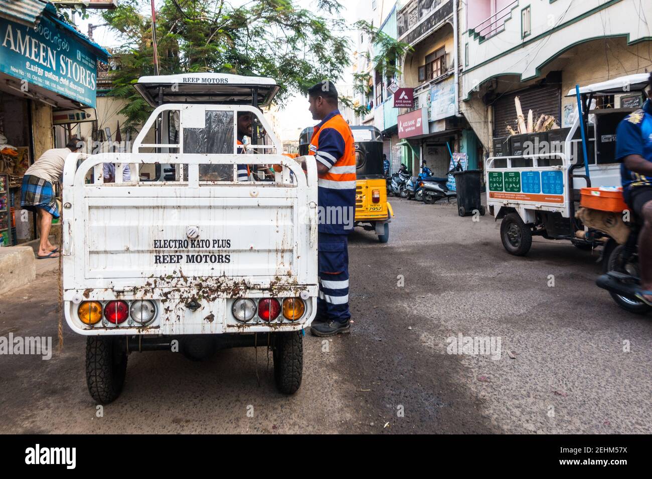 Operaio di pulizia civico in azione a Chennai, Tamil Nadu, India Foto Stock