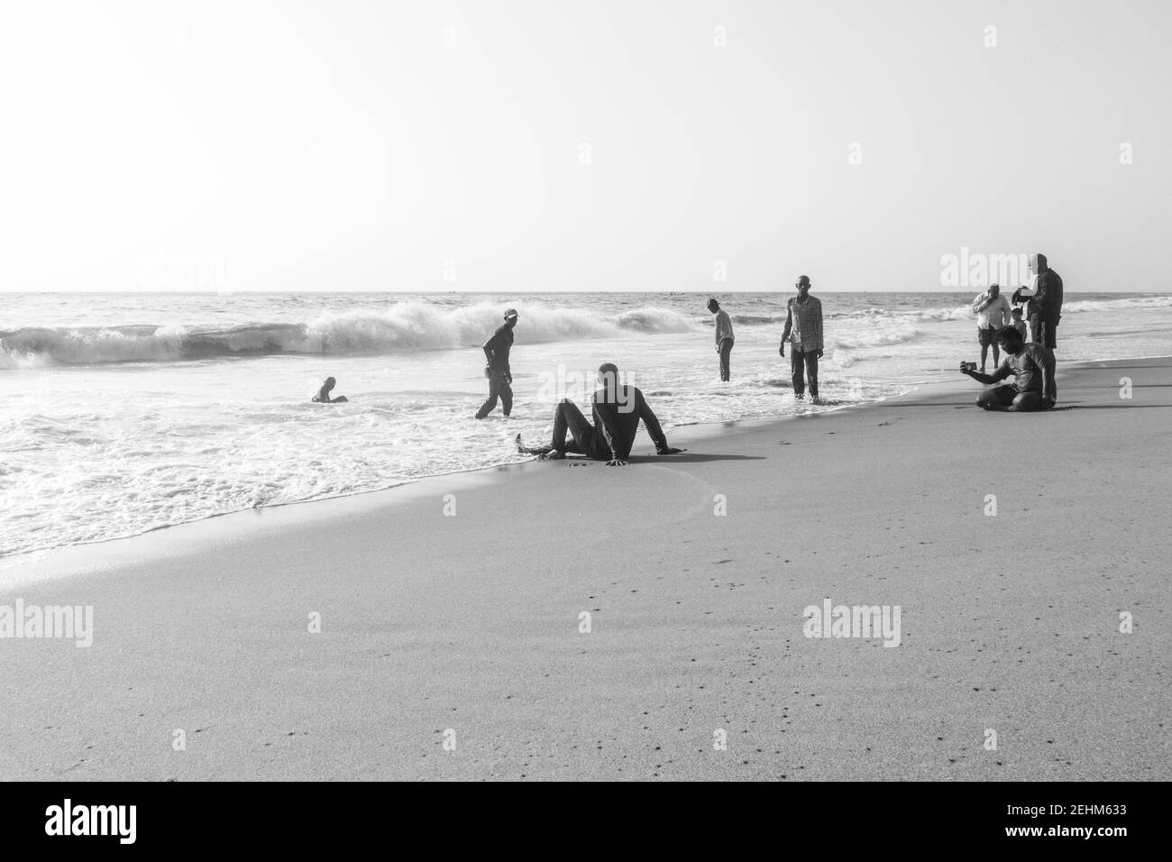 Chennai spiaggia scena in monocromatico dove le persone stanno godendo di un immergere in acqua Foto Stock