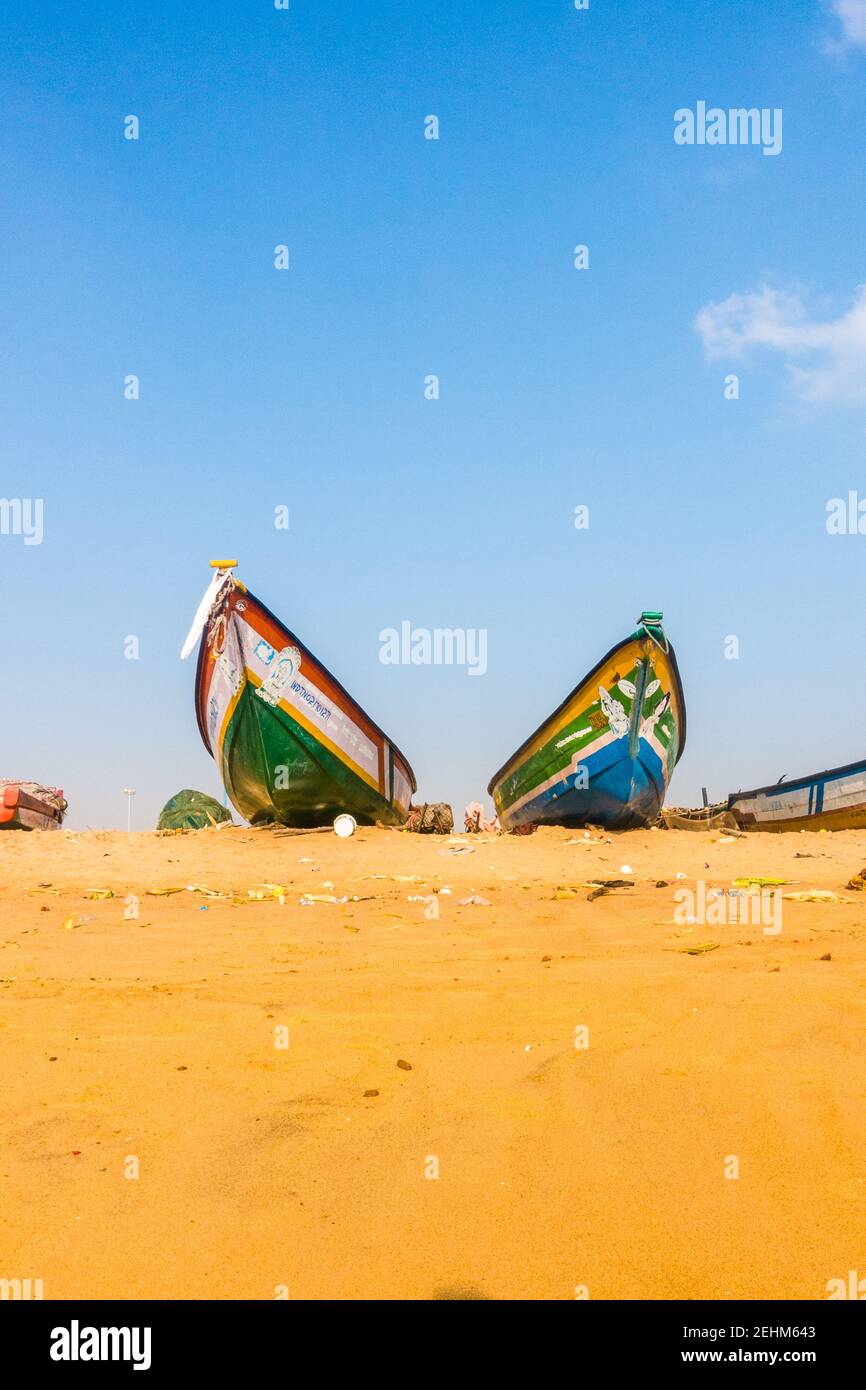 Barche da pesca a sabbia che si affacciano verso il mare nella spiaggia di Chennai Marina, Tamil Nadu, India, Asia Foto Stock