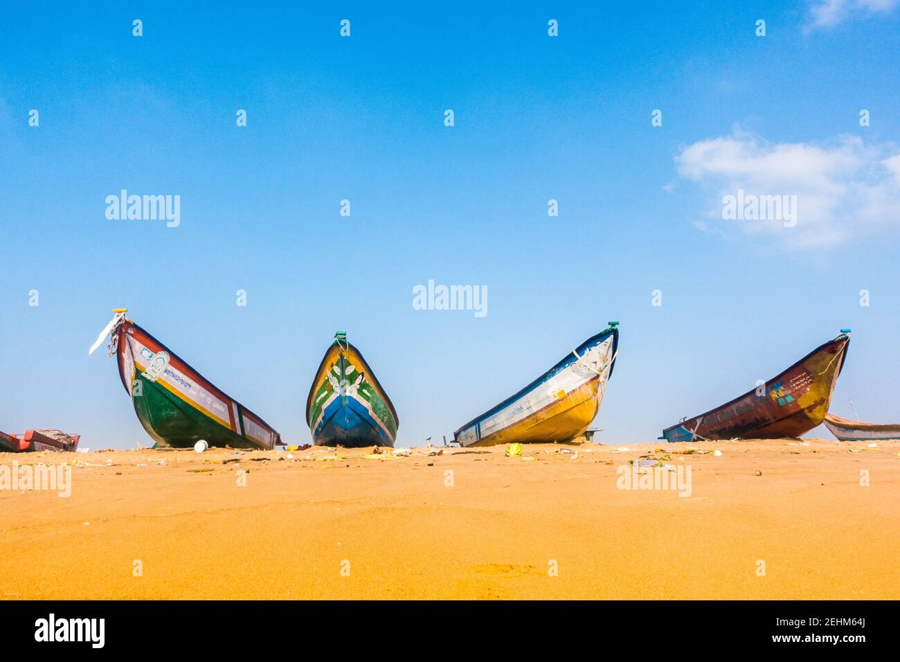 Barche da pesca a sabbia che si affacciano verso il mare nella spiaggia di Chennai Marina, Tamil Nadu, India, Asia Foto Stock