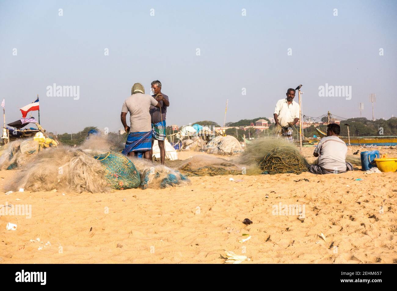 Pescatori che sgombrano le reti a Chennai, India Foto Stock