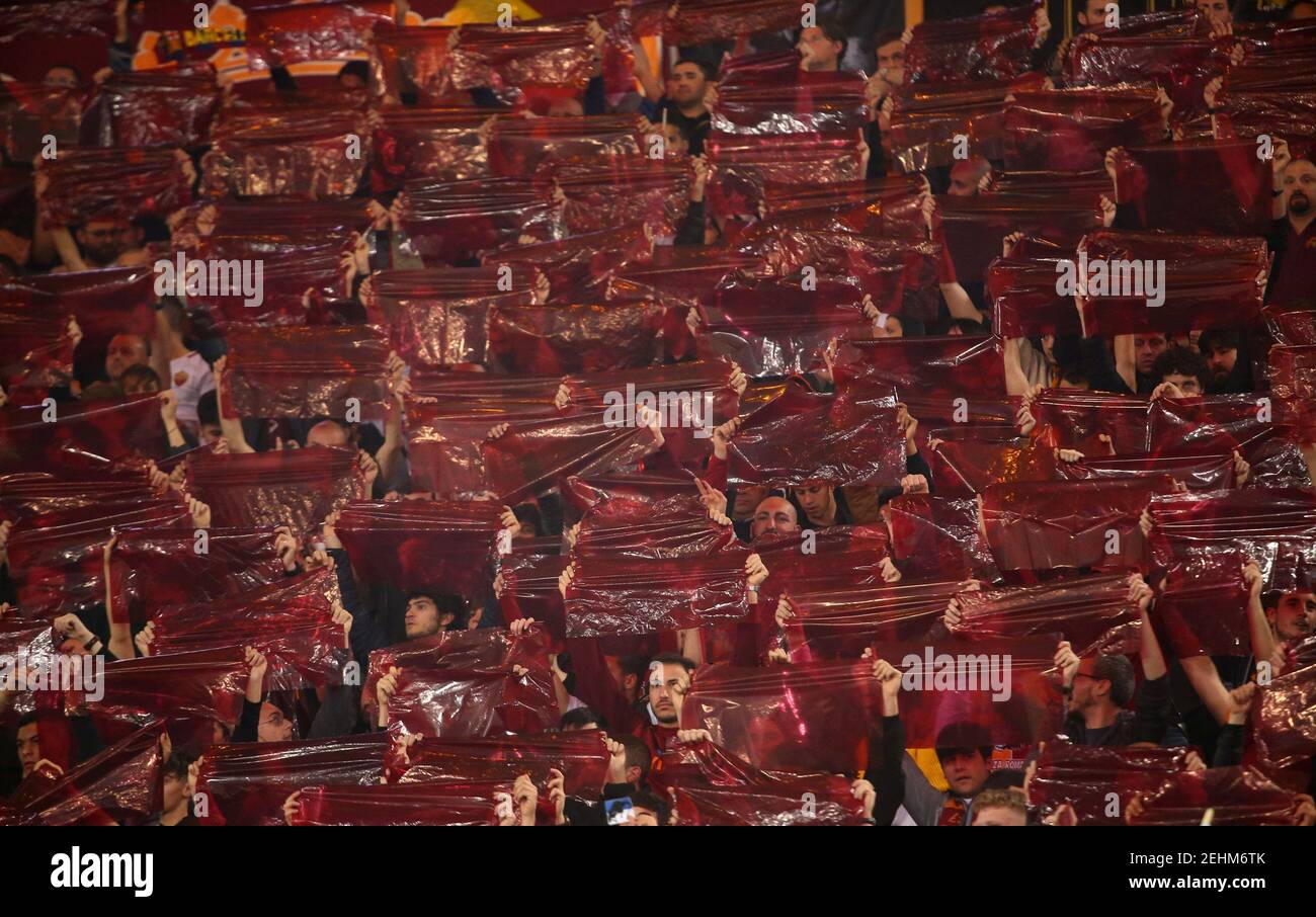 Calcio Calcio - Serie A - Lazio vs AS Roma - Stadio Olimpico, Roma, Italia - 15 Aprile 2018 Roma Fans REUTERS/Alessandro Bianchi Foto Stock
