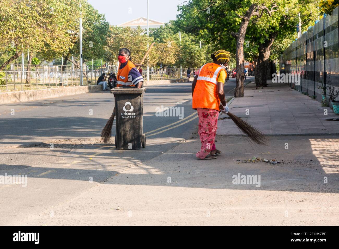 Operaio di pulizia civico in azione a Chennai, Tamil Nadu, India Foto Stock