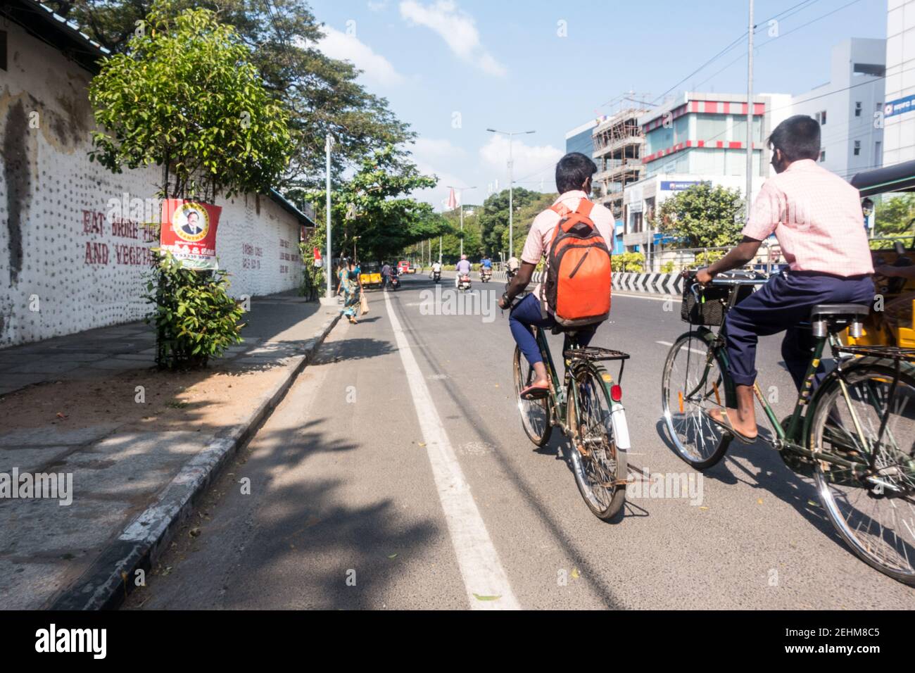 Scuola bambini in bicicletta a Chennai, Tamil Nadu, India Foto Stock