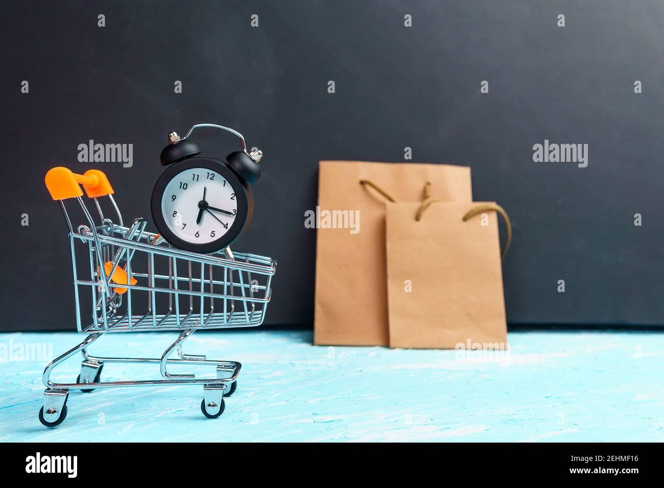orologio sul carrello della spesa, mancanza di tempo, perdita di tempo, tempo di acquisto. Foto Stock