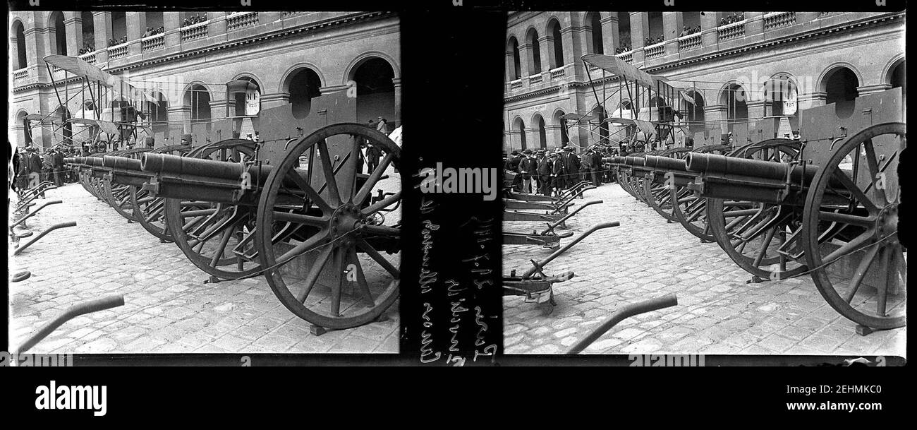 Parigi. 29-07-15. Les Invalides. Canons allemands de 72 - Fonds Berthelé - 49Fi146. Foto Stock