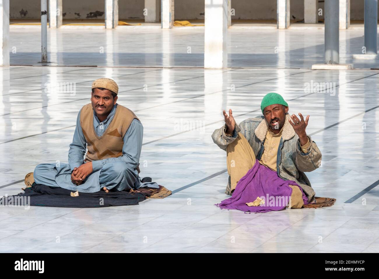 Uomini che cantano Qawwali a Darbar Hazrat Sultan Bahoo, Basti Samundri, Ahmedpur Sial, Punjab, Pakistan Foto Stock