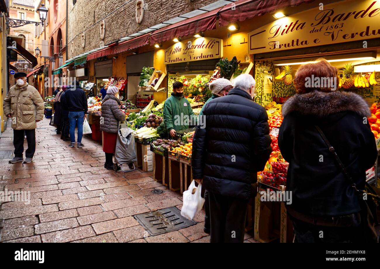 Famoso mercato di strada 'il quadrilatero' situato nel centro di Bologna animata dalla tradizione commerciale Foto Stock