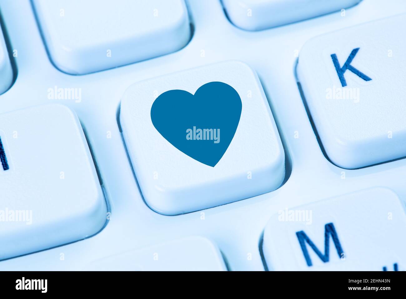 Online dating ricerca partner amore internet app cuore simbolo tastiera blu del computer Foto Stock