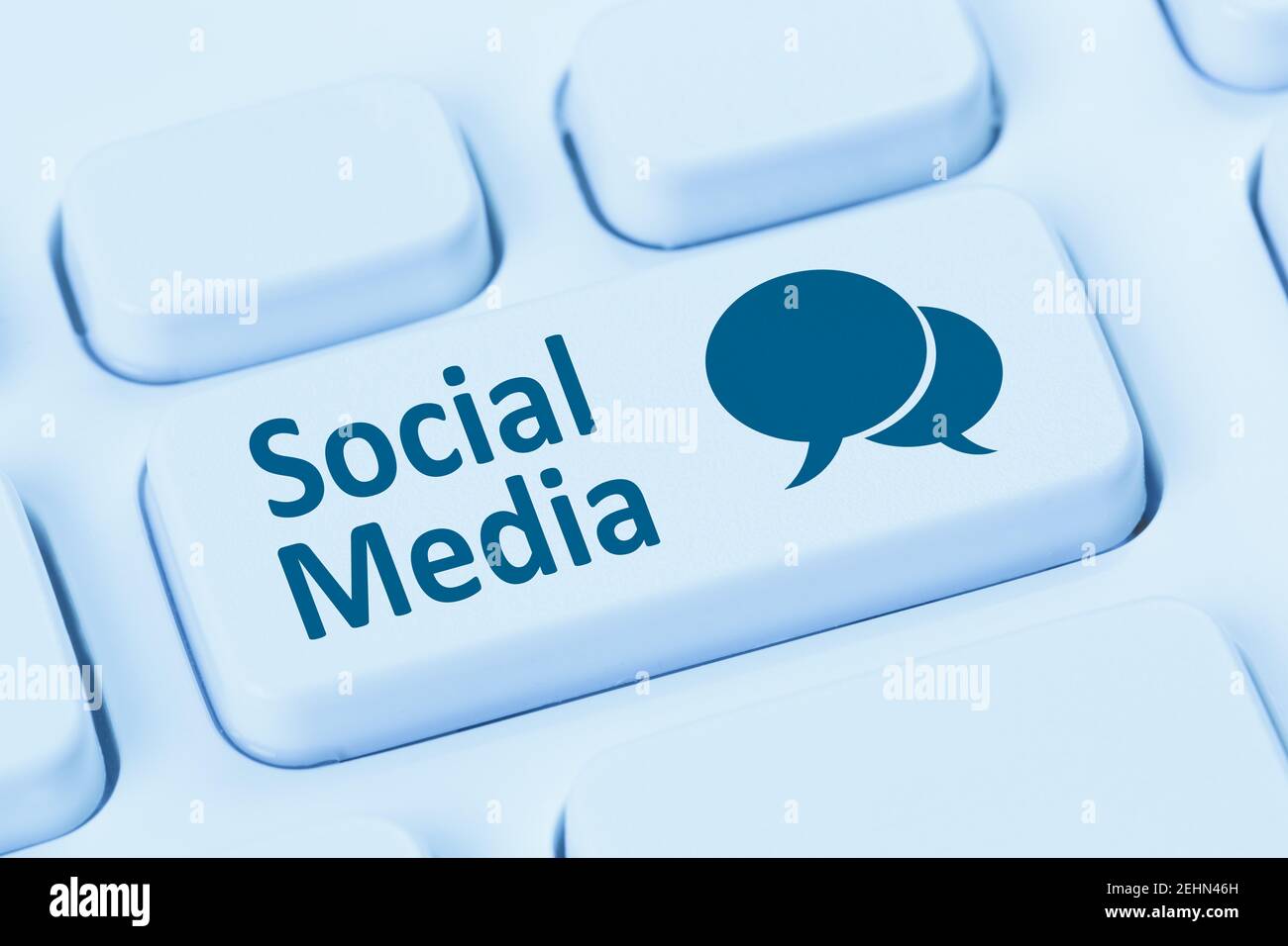 Social media network internet networking online amici contatto comunicazione simbolo computer blu amicizia Foto Stock