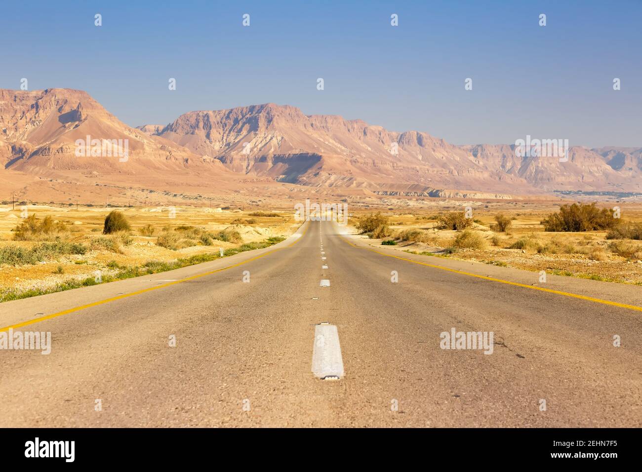 Guida su strada senza fine guidare deserto vuoto paesaggio senza limiti solitudine corsa a distanza infinita Foto Stock