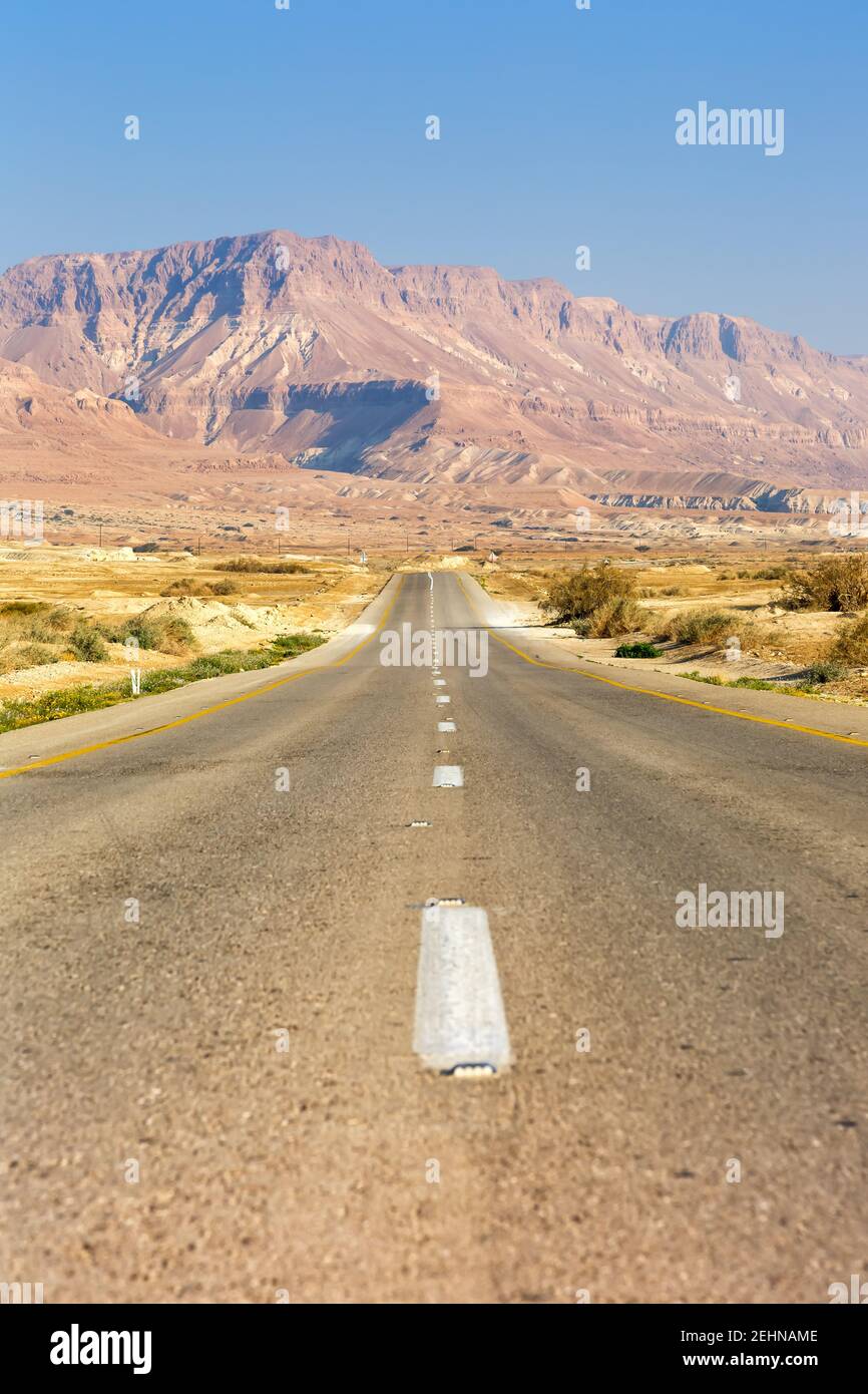 Guida su strada senza fine guida deserto vuoto paesaggio formato ritratto solitudine corsa a distanza infinita Foto Stock