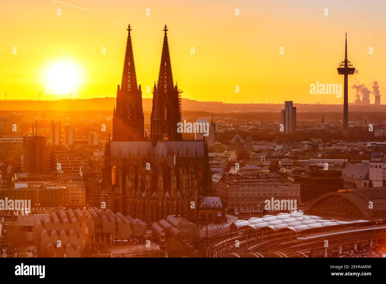 Colonia skyline Cattedrale chiesa torre tv ponte Germania città sera del tramonto Foto Stock