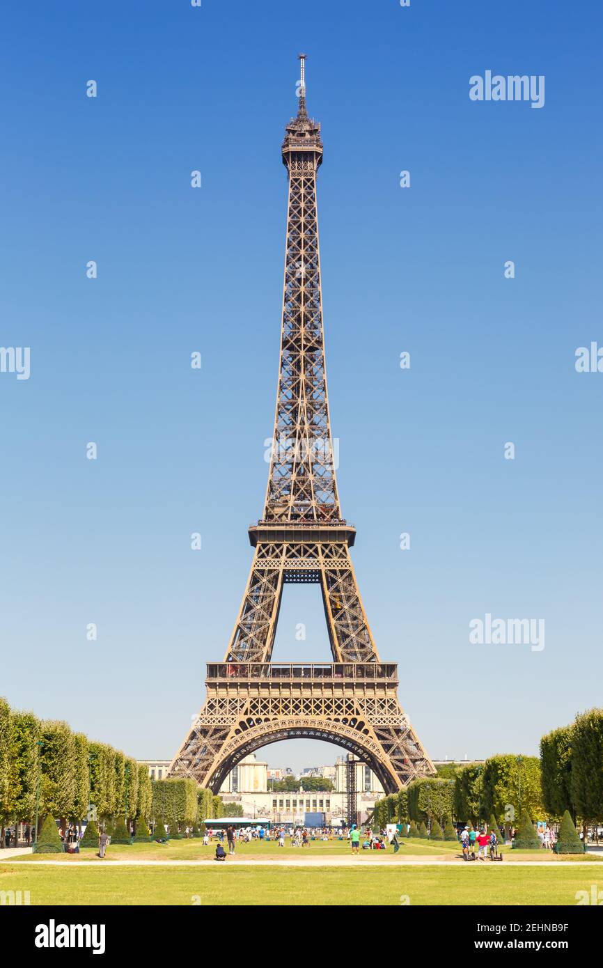 Parigi Torre Eiffel Francia viaggio punto di riferimento formato ritratto in viaggio Foto Stock