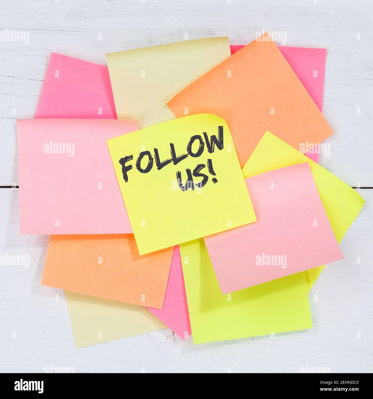 Seguici seguaci seguaci fan come social network media internet appunti cartacei da scrivania Foto Stock