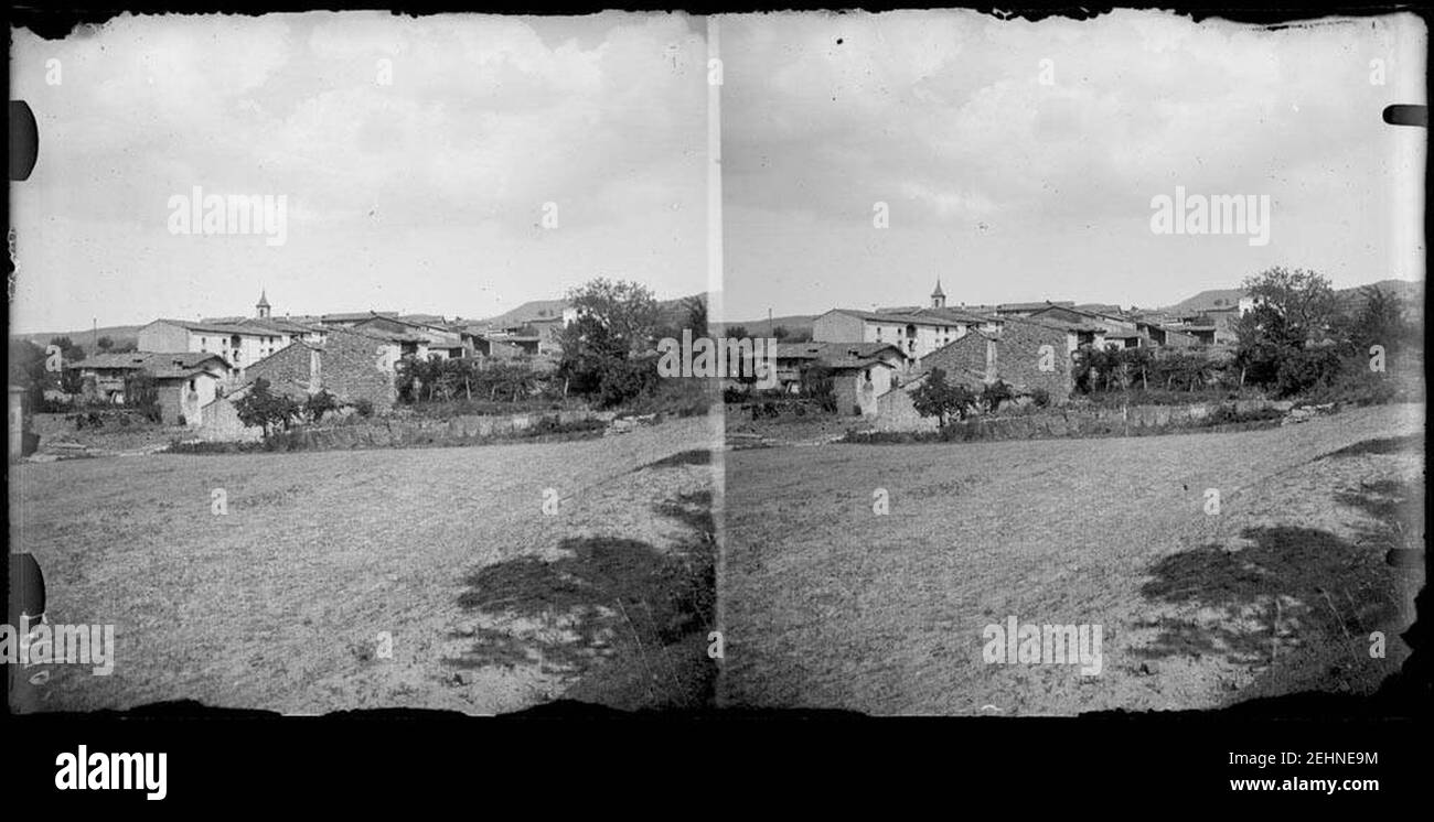 Part del poble de Sant Julià de Vilatorta amb un prat en primer terme. Foto Stock